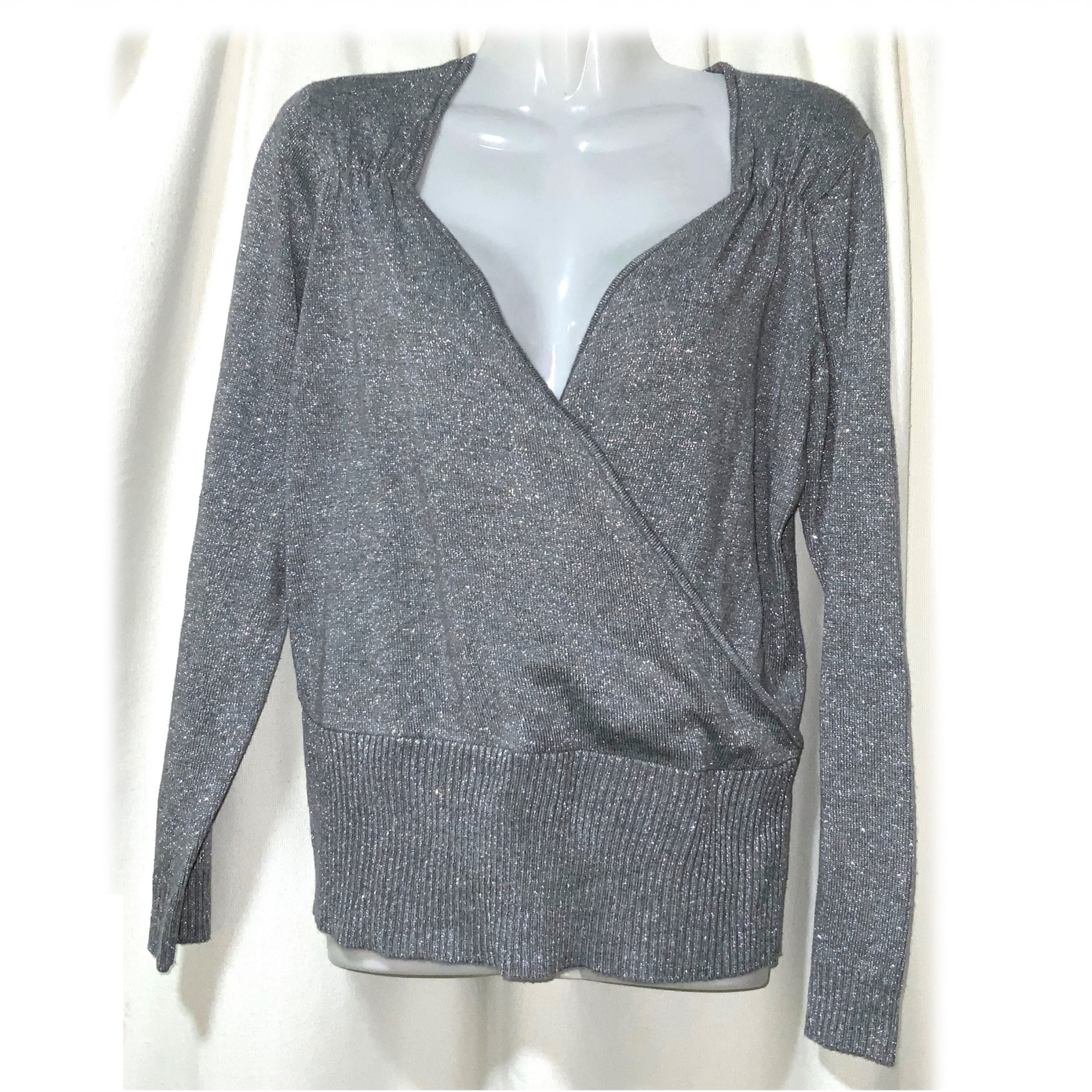 Chaleca Gris con Brillos New York & Company Talla M - Imagen 2